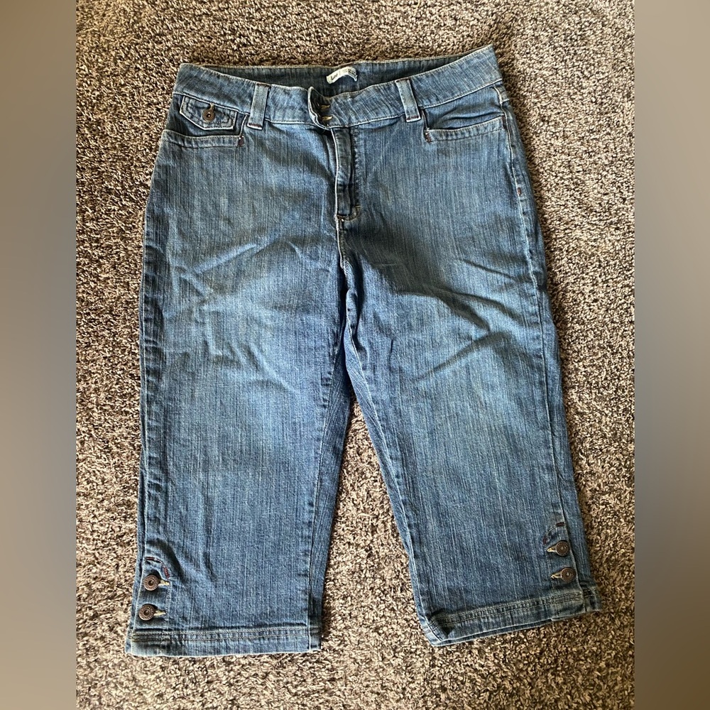 Lee Jeans 14 Capri Just Below The Waist Stretch Blue Denim Button Cuff Capris